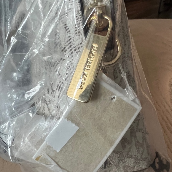 Michael Kors Jet Set Travel Crossbody Bag – Vanilla Logo – New With Packaging - Picture 4 of 4